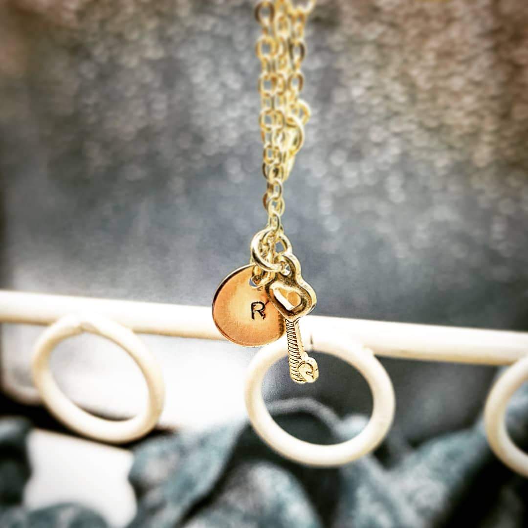 sleutel en initiaal ketting