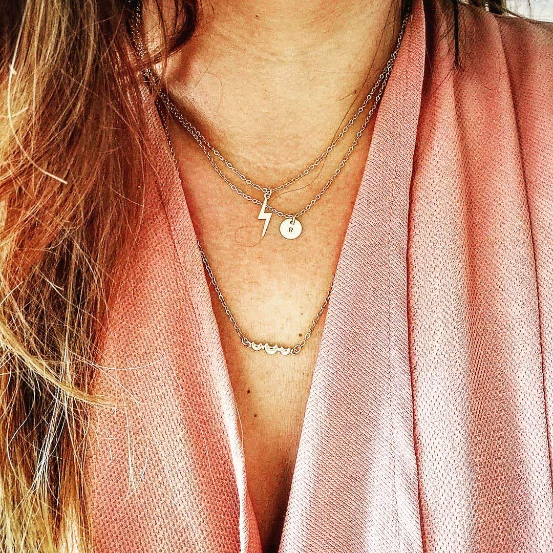 ketting met bliksem en ketting met initiaal